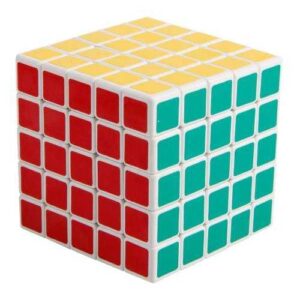 ShengShou 5x5x5 white jest kostką nie większą niż tradycyjne kostki 3x3x3 i jednocześnie mniejszą niż postki innych firm o tej ilości elementów. Wiele osób uważa właśnie tę kostkę za najlepszą kostkę 5x5x5!